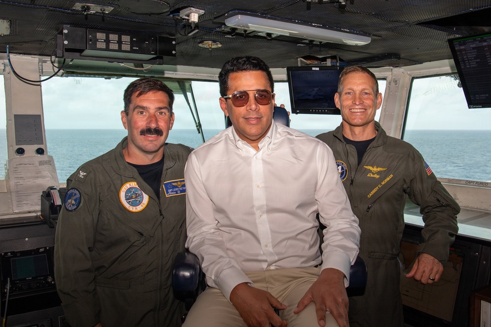 Dominican Republic Government and Military Leaders Visit Nimitz