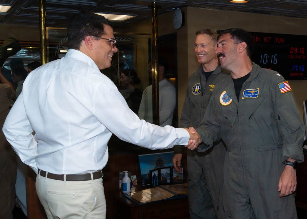 Dominican Republic Government and Military Leaders Visit Nimitz