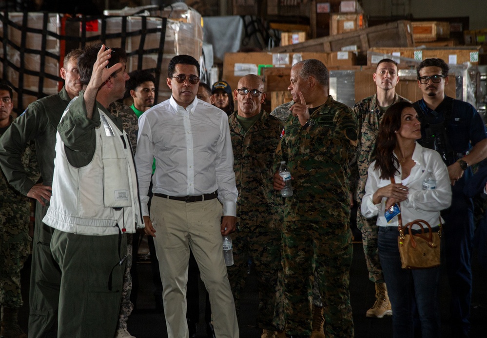Dominican Republic Government and Military Leaders Visit Nimitz