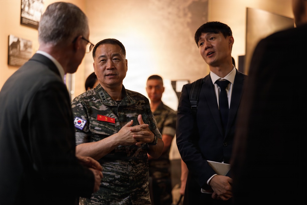Commandant of the Republic of Korea Marine Corps visits the NMMC