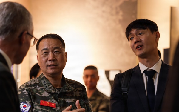 Commandant of the Republic of Korea Marine Corps visits the NMMC
