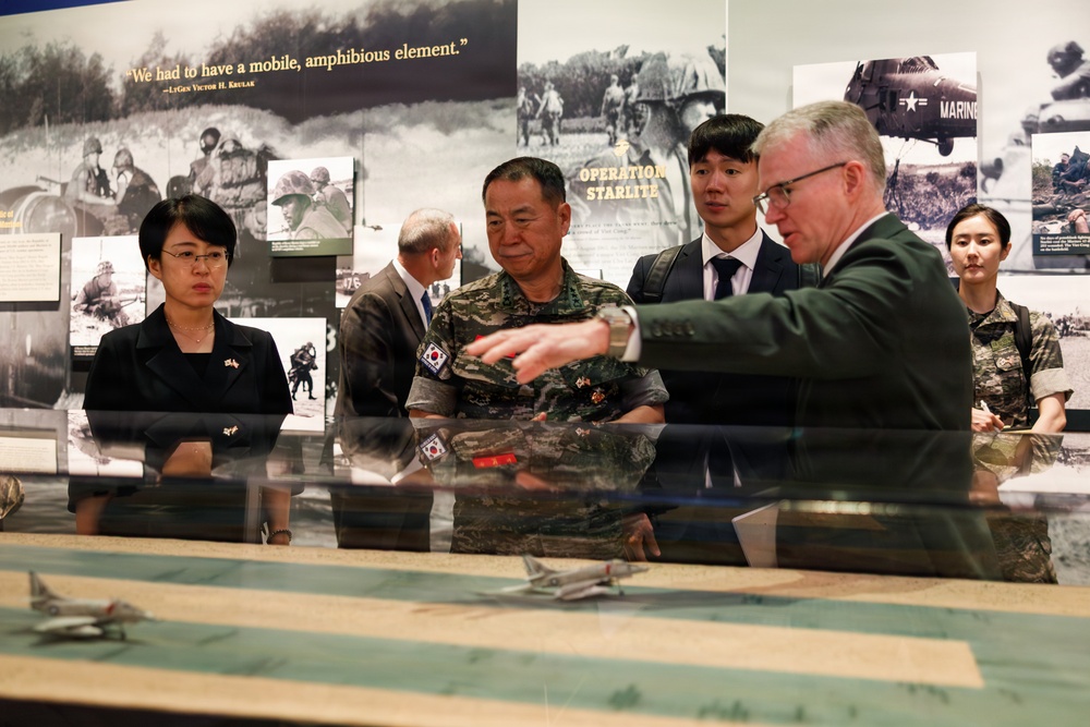 Commandant of the Republic of Korea Marine Corps visits the NMMC