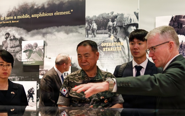 Commandant of the Republic of Korea Marine Corps visits the NMMC