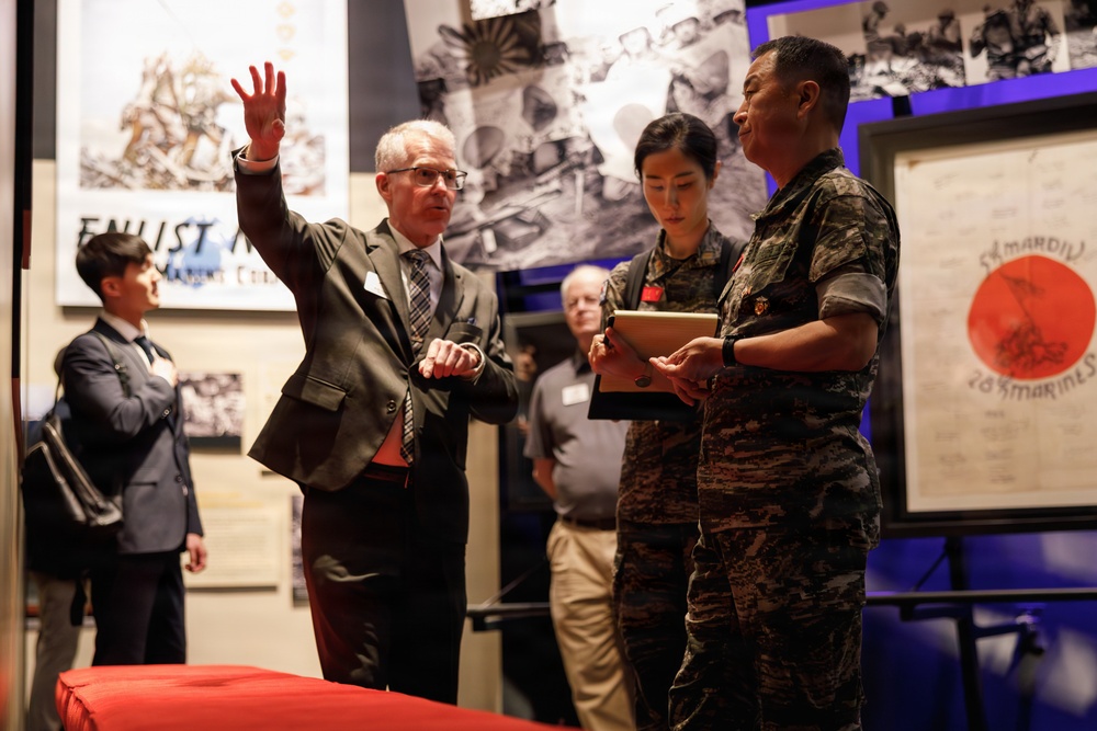 Commandant of the Republic of Korea Marine Corps visits the NMMC