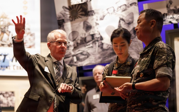 Commandant of the Republic of Korea Marine Corps visits the NMMC