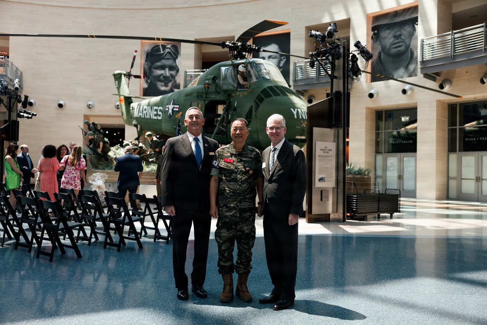 Commandant of the Republic of Korea Marine Corps visits the NMMC