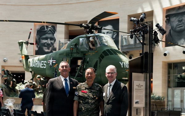 Commandant of the Republic of Korea Marine Corps visits the NMMC