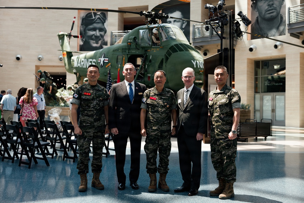 Commandant of the Republic of Korea Marine Corps visits the NMMC