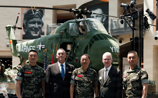Commandant of the Republic of Korea Marine Corps visits the NMMC