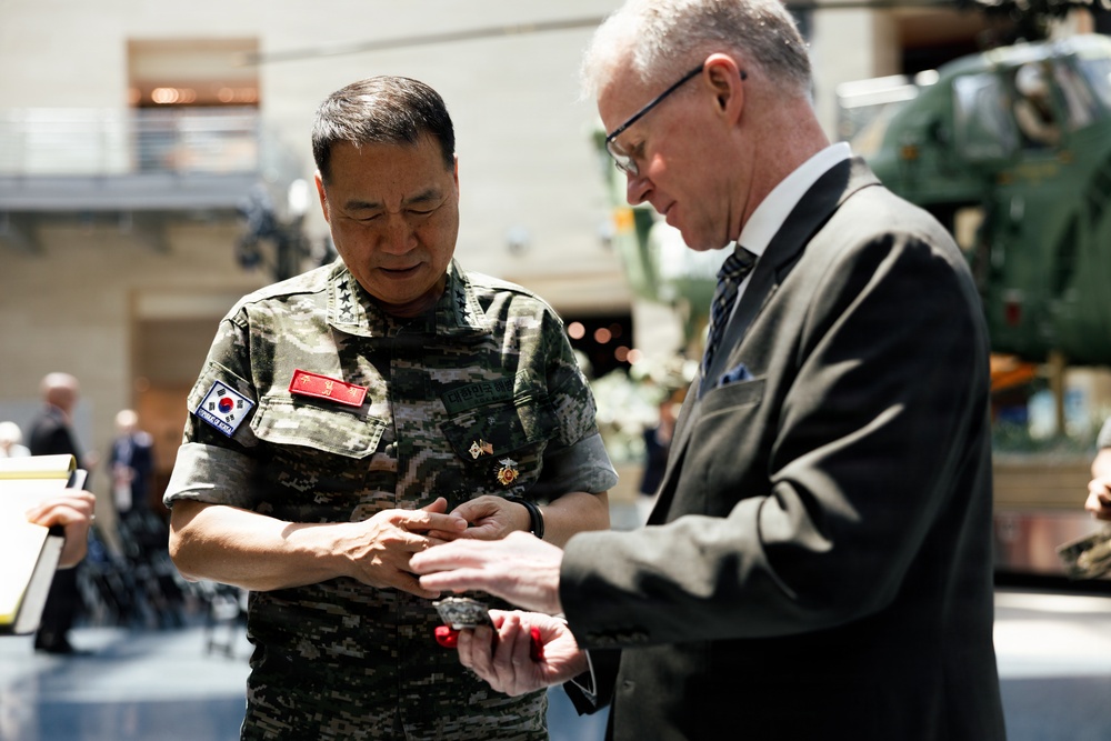 Commandant of the Republic of Korea Marine Corps visits the NMMC