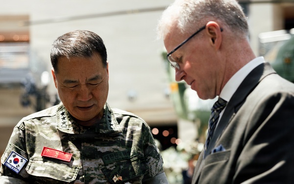 Commandant of the Republic of Korea Marine Corps visits the NMMC