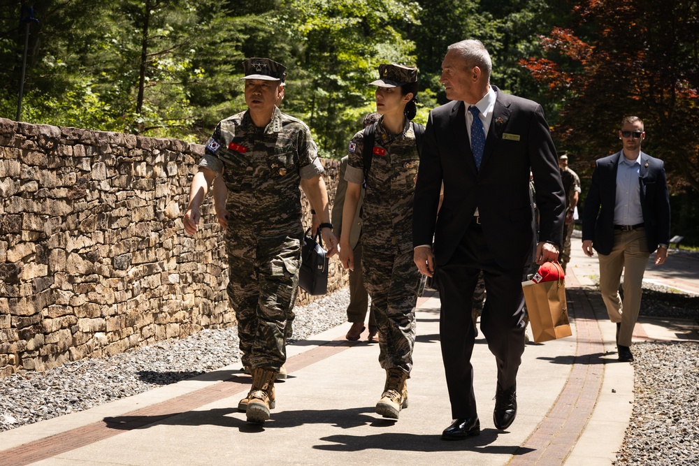Commandant of the Republic of Korea Marine Corps visits the NMMC