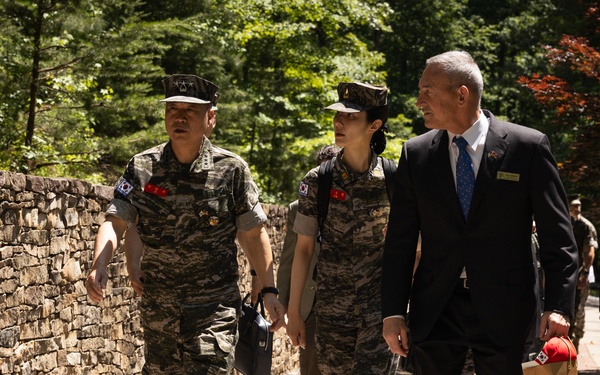 Commandant of the Republic of Korea Marine Corps visits the NMMC