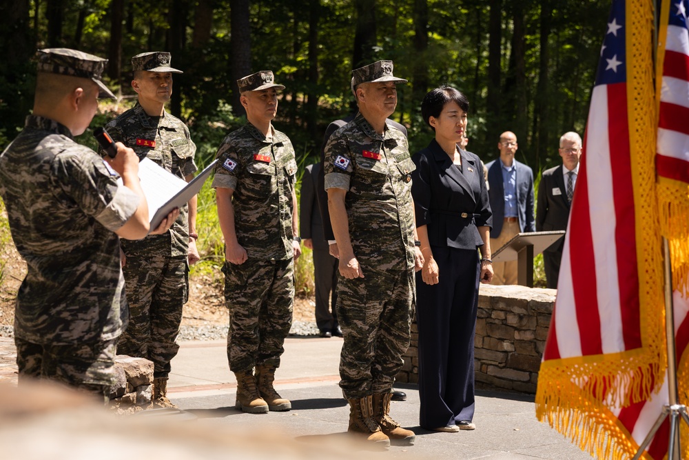 Commandant of the Republic of Korea Marine Corps visits the NMMC