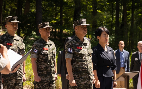 Commandant of the Republic of Korea Marine Corps visits the NMMC