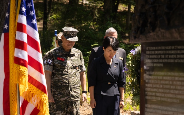 Commandant of the Republic of Korea Marine Corps visits the NMMC