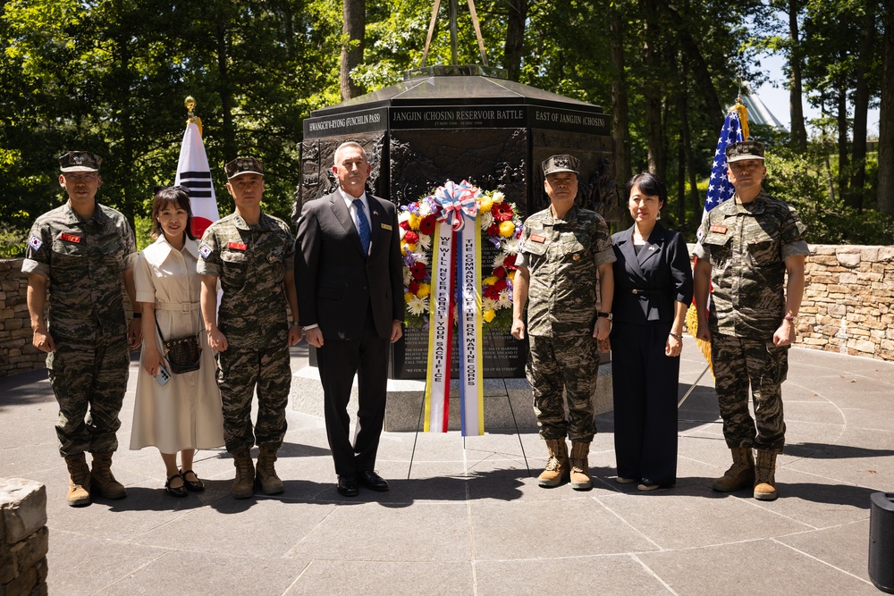 Commandant of the Republic of Korea Marine Corps visits the NMMC