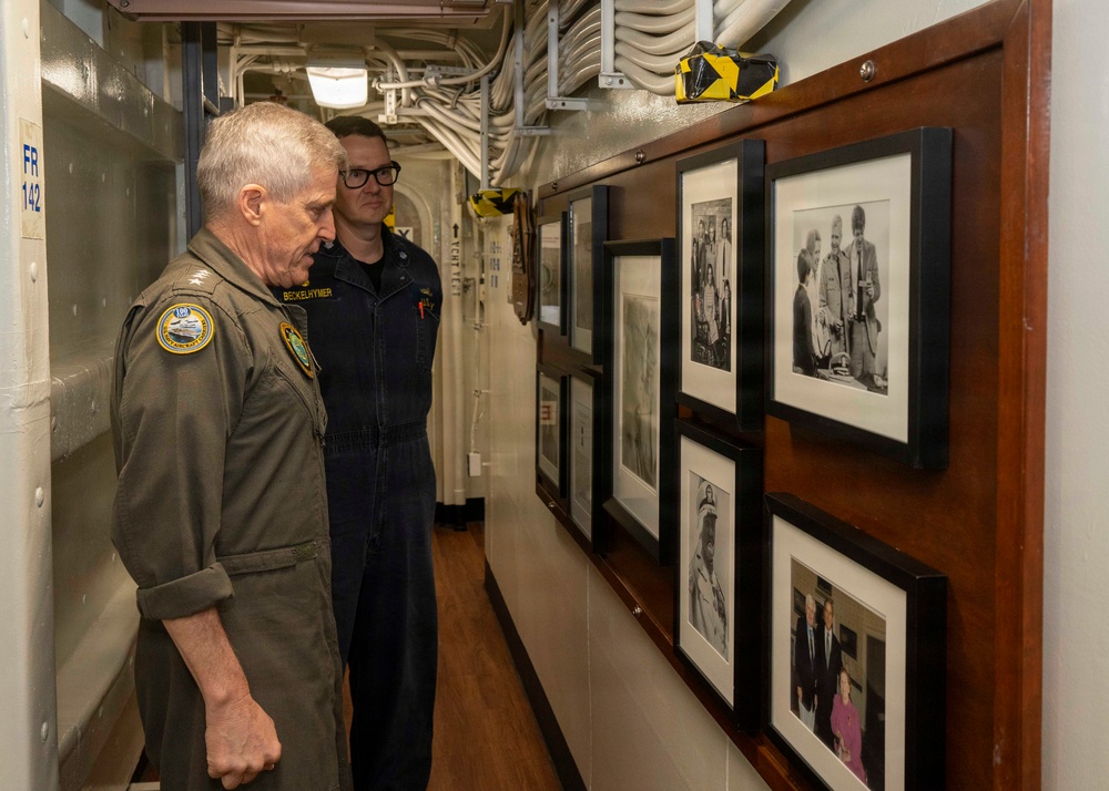 COMPACFLT visits USS Stockdale