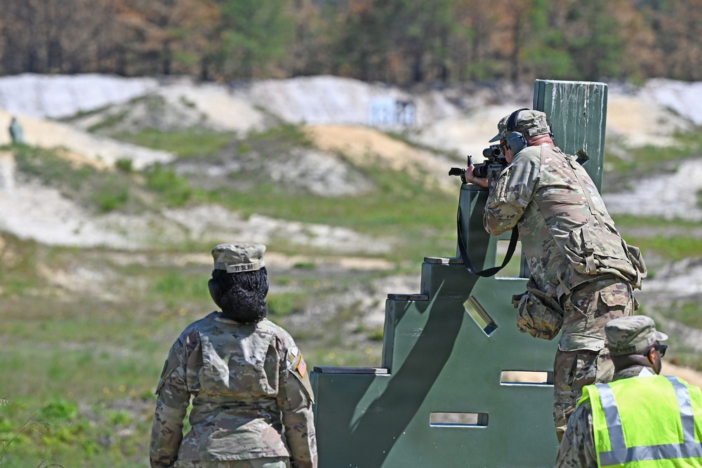 101st Engineer Battalion Instructor Supervises Qual at JB MDL