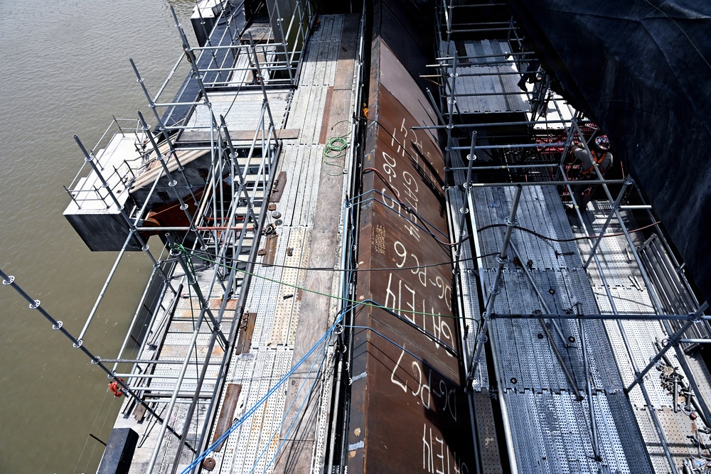 Contractors perform repairs on Tainter Gates 14 and 15 at Robert S. Kerr