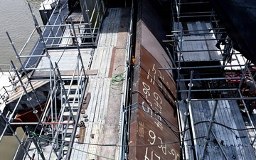 Contractors perform repairs on Tainter Gates 14 and 15 at Robert S. Kerr