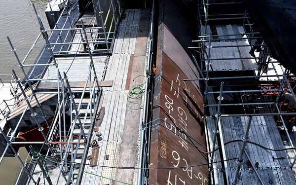 Contractors perform repairs on Tainter Gates 14 and 15 at Robert S. Kerr