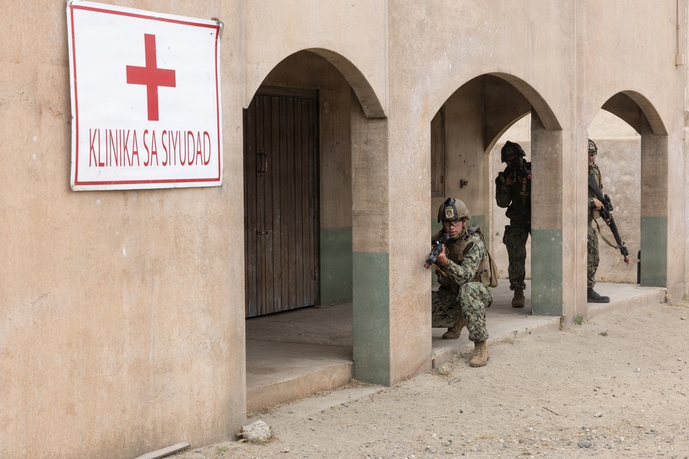 CORTRAMID: NROTC Midshipmen participate in infantry immersion trainer