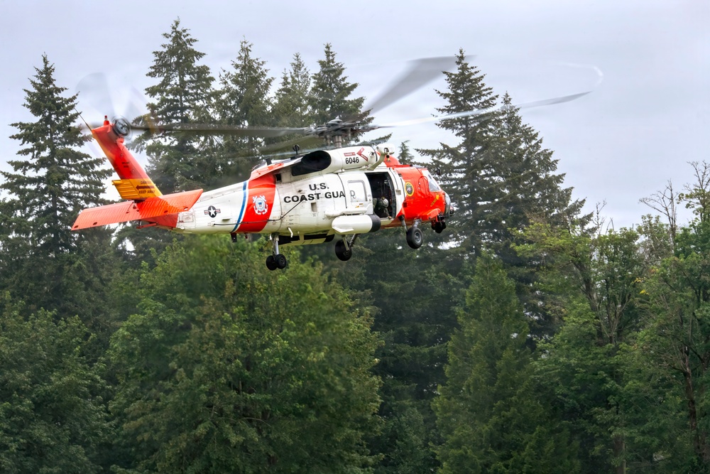 Oregon National Guard members collaborated with the Clackamas Fire Department and additional first responders to conduct aviation rescue training