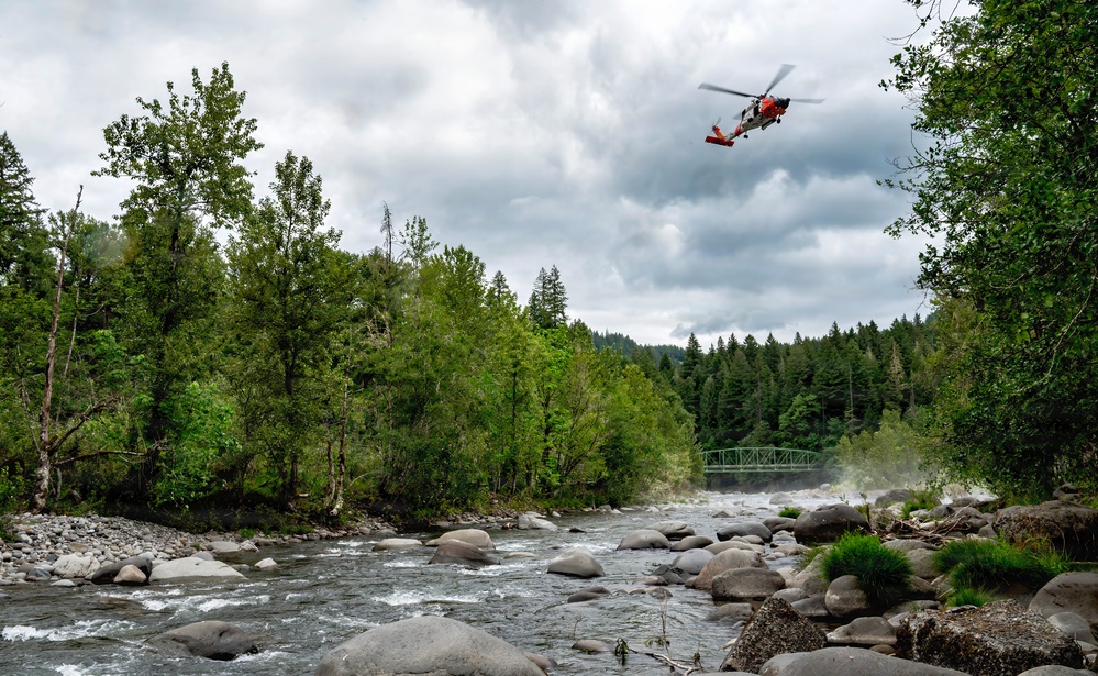 Oregon National Guard members collaborated with the Clackamas Fire Department and additional first responders to conduct aviation rescue training