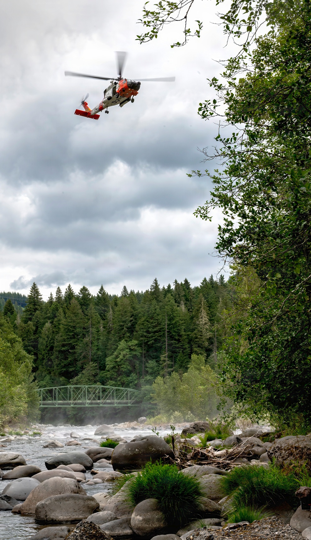 Oregon National Guard members collaborated with the Clackamas Fire Department and additional first responders to conduct aviation rescue training