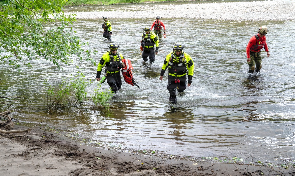Oregon National Guard members collaborated with the Clackamas Fire Department and additional first responders to conduct aviation rescue training
