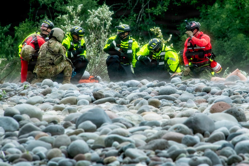 Oregon National Guard members collaborated with the Clackamas Fire Department and additional first responders to conduct aviation rescue training