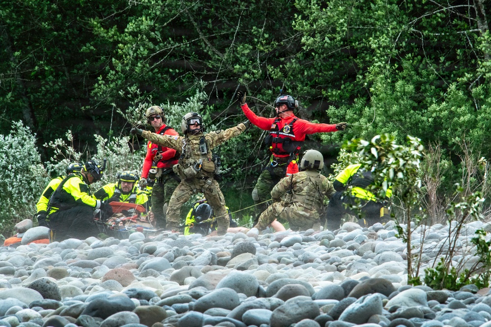 Oregon National Guard members collaborated with the Clackamas Fire Department and additional first responders to conduct aviation rescue training