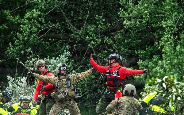 Oregon National Guard members collaborated with the Clackamas Fire Department and additional first responders to conduct aviation rescue training