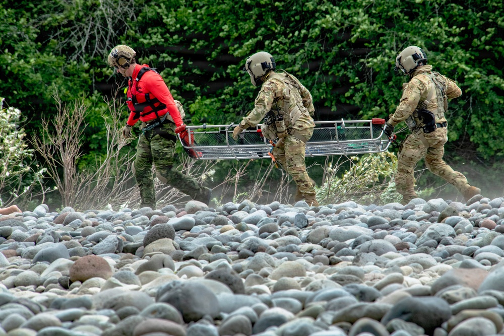 Oregon National Guard members collaborated with the Clackamas Fire Department and additional first responders to conduct aviation rescue training