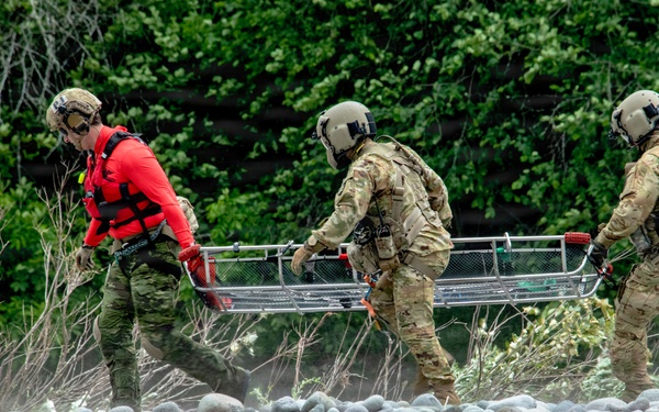 Oregon National Guard members collaborated with the Clackamas Fire Department and additional first responders to conduct aviation rescue training