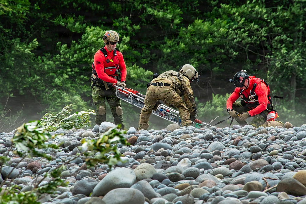 Oregon National Guard members collaborated with the Clackamas Fire Department and additional first responders to conduct aviation rescue training