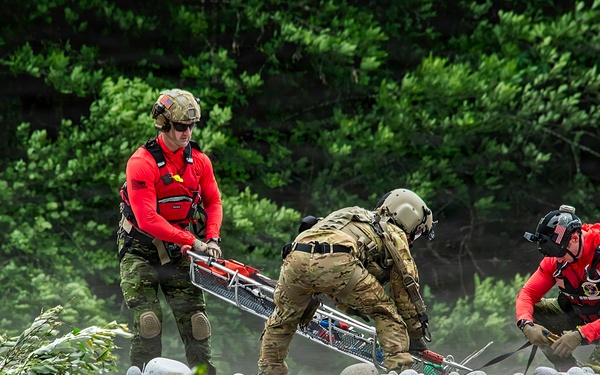 Oregon National Guard members collaborated with the Clackamas Fire Department and additional first responders to conduct aviation rescue training