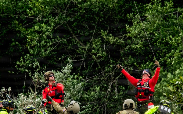 Oregon National Guard members collaborated with the Clackamas Fire Department and additional first responders to conduct aviation rescue training