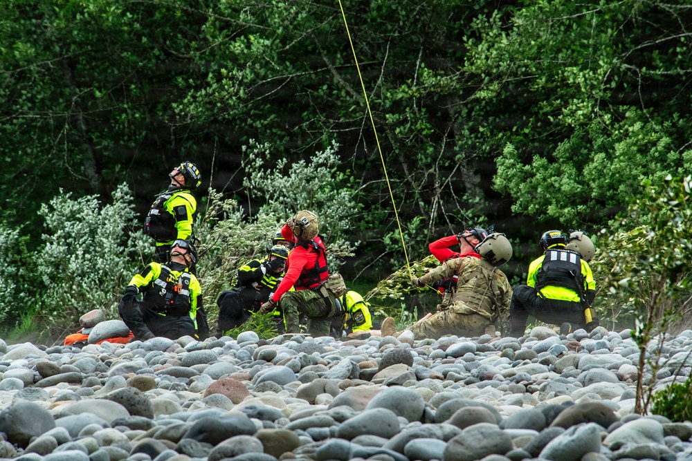 Oregon National Guard members collaborated with the Clackamas Fire Department and additional first responders to conduct aviation rescue training
