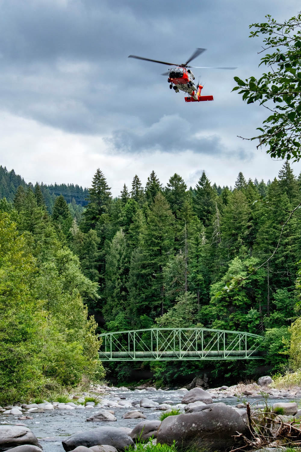 Oregon National Guard members collaborated with the Clackamas Fire Department and additional first responders to conduct aviation rescue training