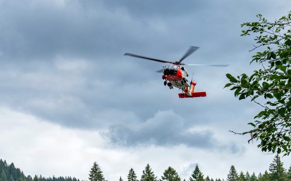 Oregon National Guard members collaborated with the Clackamas Fire Department and additional first responders to conduct aviation rescue training