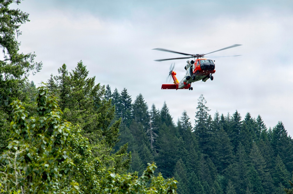 Oregon National Guard members collaborated with the Clackamas Fire Department and additional first responders to conduct aviation rescue training