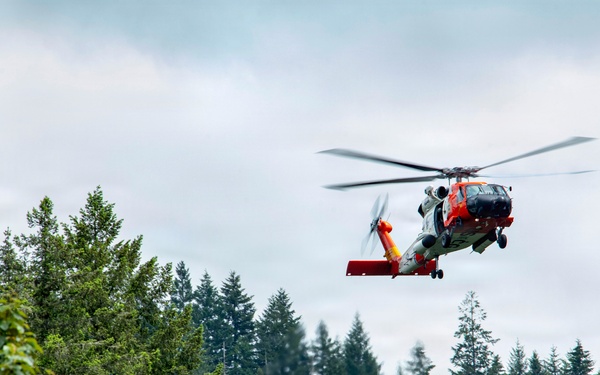 Oregon National Guard members collaborated with the Clackamas Fire Department and additional first responders to conduct aviation rescue training