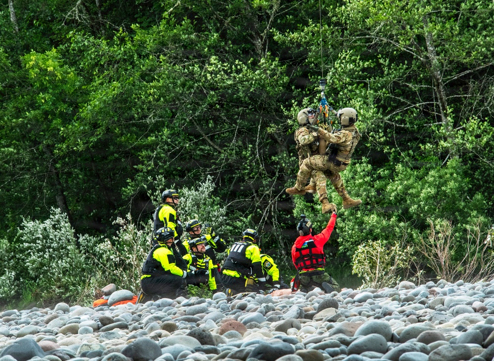 Oregon National Guard members collaborated with the Clackamas Fire Department and additional first responders to conduct aviation rescue training
