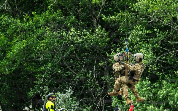 Oregon National Guard members collaborated with the Clackamas Fire Department and additional first responders to conduct aviation rescue training