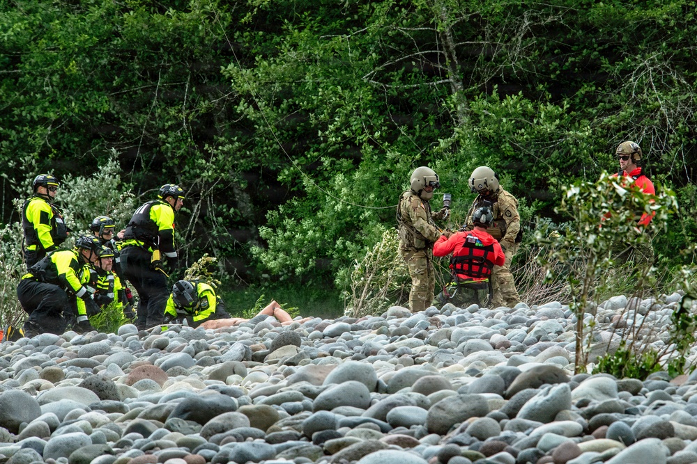 Oregon National Guard members collaborated with the Clackamas Fire Department and additional first responders to conduct aviation rescue training