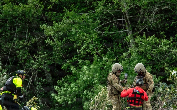 Oregon National Guard members collaborated with the Clackamas Fire Department and additional first responders to conduct aviation rescue training