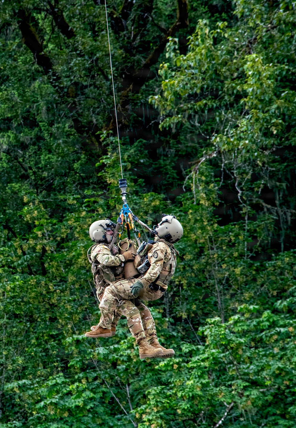 Oregon National Guard members collaborated with the Clackamas Fire Department and additional first responders to conduct aviation rescue training