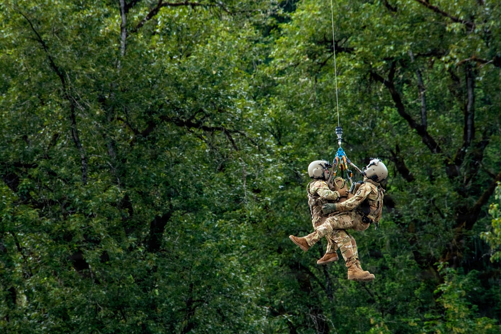 Oregon National Guard members collaborated with the Clackamas Fire Department and additional first responders to conduct aviation rescue training